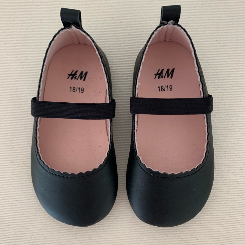 H&M Black Baby/Toddler Scalloped Shoes, Size 18/19